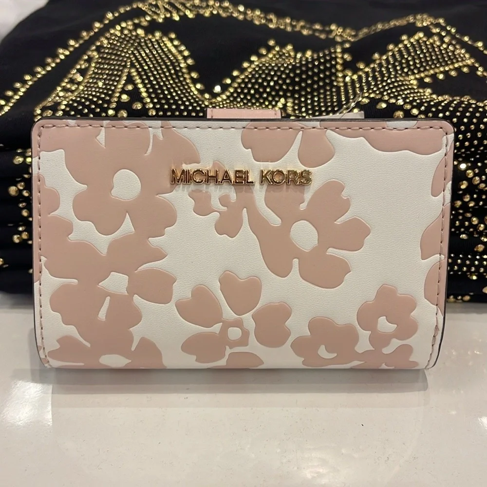 Michael Kors Jet Set Medium Floral Print Bi-Fold Wallet 
POWDER BLUSH
NWT - Picture 15 of 16